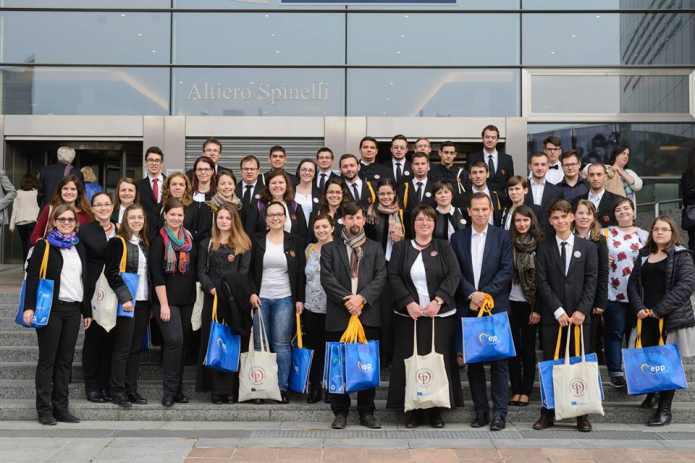 A kórus az európai parlament épülete előt