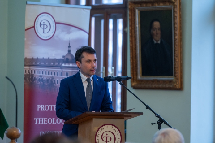 Ciprian Vasile Olinici vallásügyi államtitkár köszöntő beszédet mond