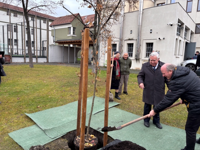 Visky S. Béla is részt vesz a Karl Barth emlékére állított fa elültetésében