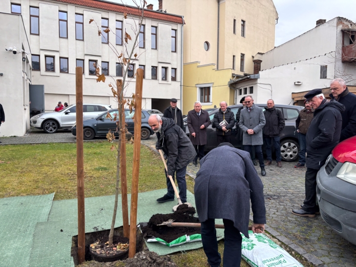 Horváth Levente és Fazakas Sándor is részt vesznek a Karl Barth emlékére állított fa elültetésében