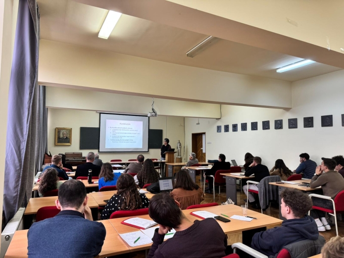 Foszló László előadást tart