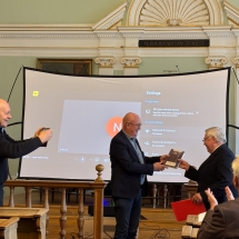 Juhász Tamás kapja az Exit kiadó gondozásában megjelent Karl Barth bibliográfia első példányát