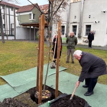 Juhász Tamás is részt vesz a Karl Barth emlékére állított fa elültetésében